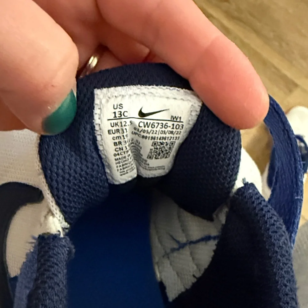 Nike Team Hustle D10 Flyease Kids‎ White and Blue Basketball Sneakers Size 13C